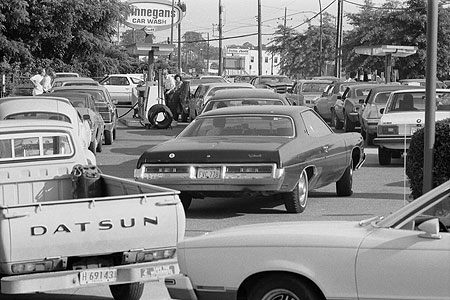 Cars wait in long lines during the gas shortage caused by the 1973 OPEC oil embargo. (Library of Congress Prints and Photographs Division, U.S. News & World Report Magazine Photograph Collection, Warren K. Leffler)